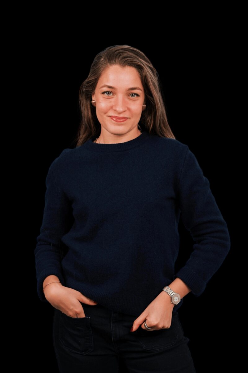 Laura Amini fait partie de l'équipe en tant que directrice et réalisatrice